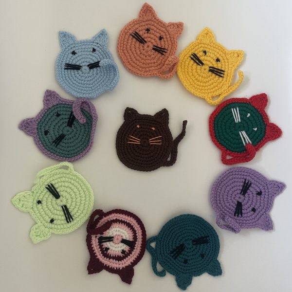Heklani podmetač za čaše i šolje u obliku mace, napravljen od spašene vunice, kolekcija za Apropo zanatskog lokalnog brenda Happy Paws design